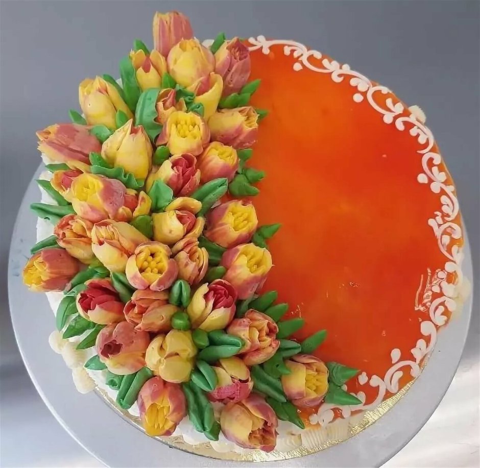 Торт с сиреневыми кремовыми тюльпанами