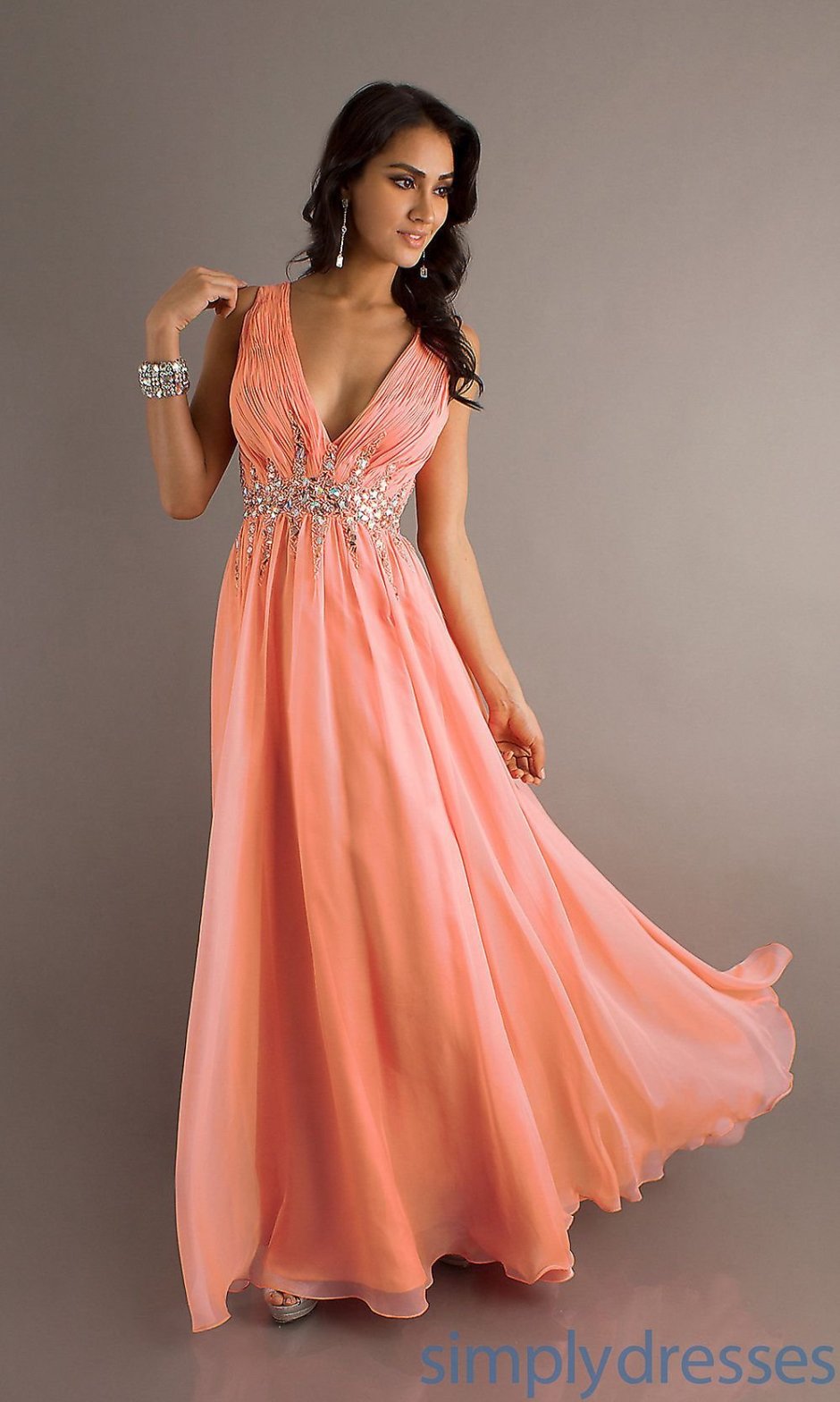 Персиковое вечернее платье