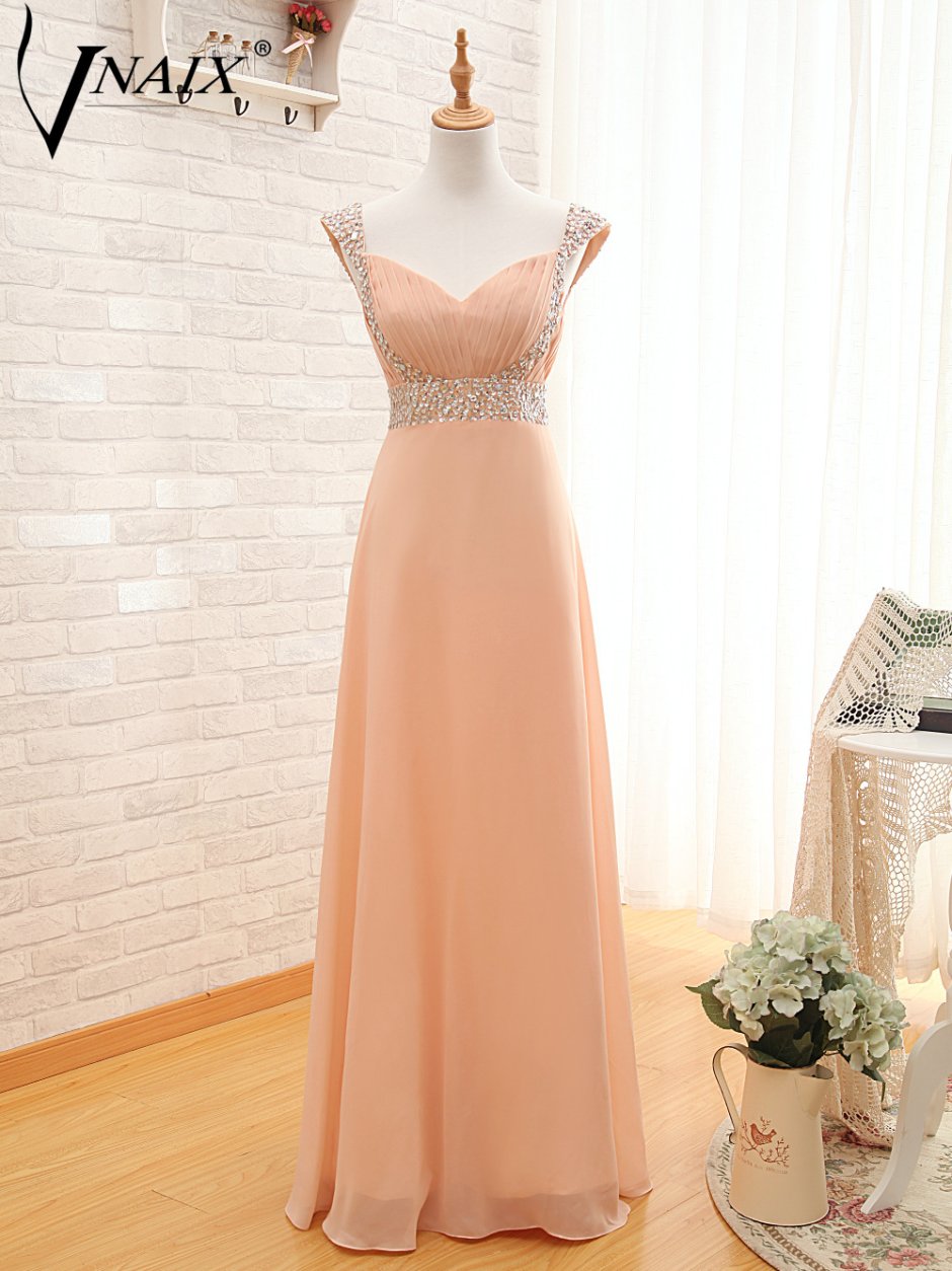 Персиковое вечернее платье