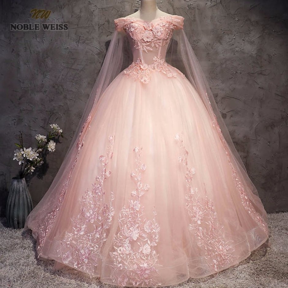 Невеста в персиковом платье с букетом