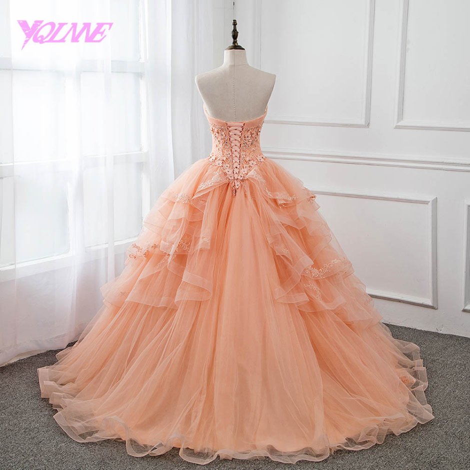 Платье нежно персикового цвета