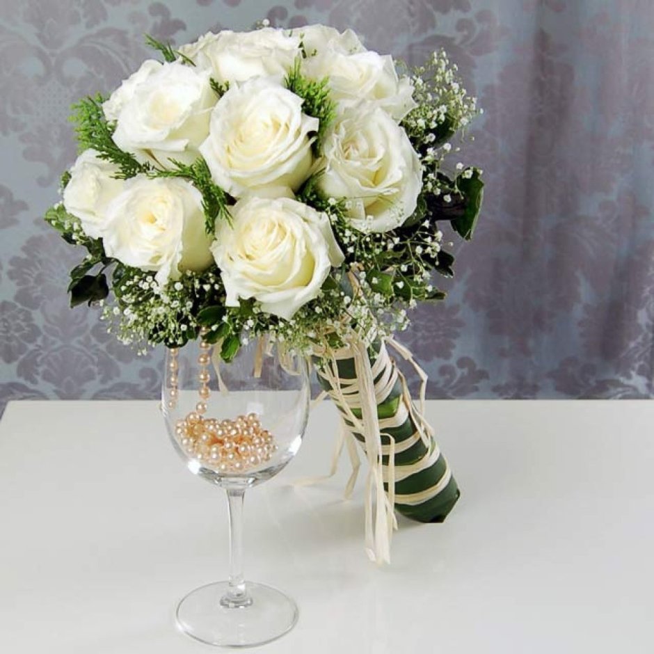 Свадебный букет невесты из белых роз