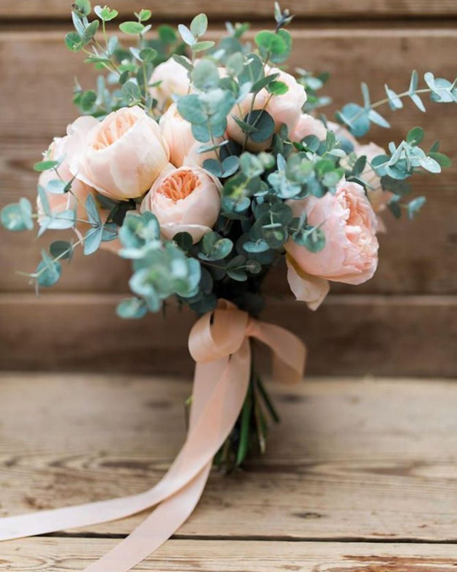 Букет невесты пионовидная роза с эвкалиптом