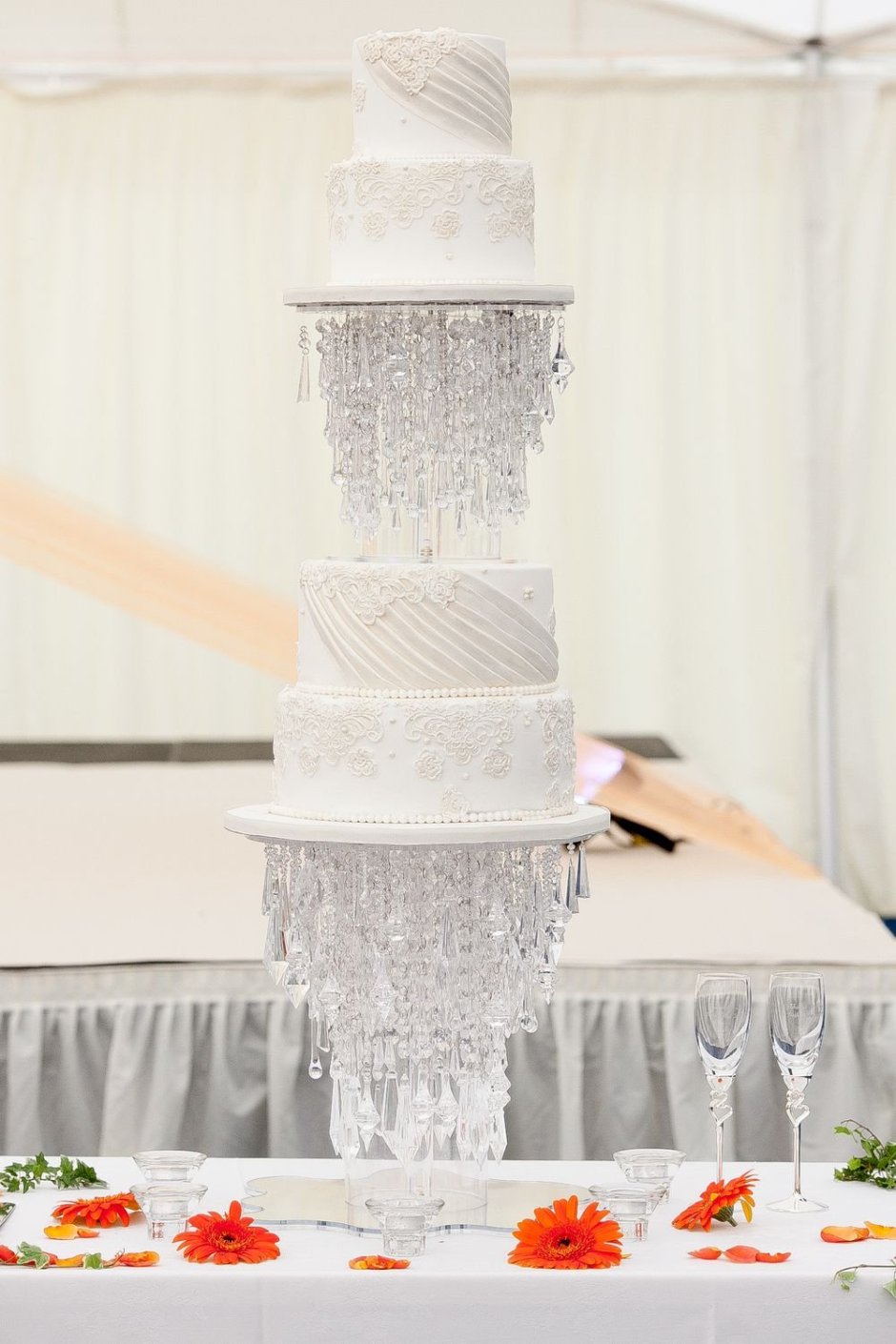 Подвесной торт на свадьбу