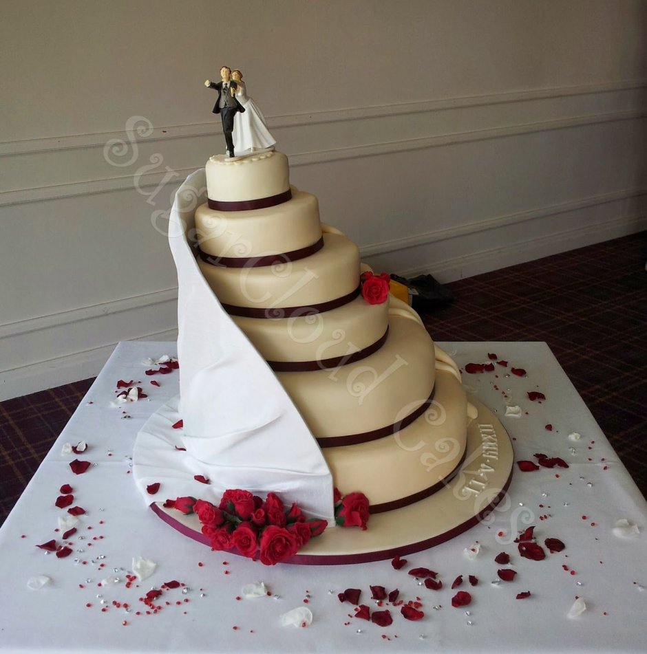 Свадебный торт двухъярусный нежный