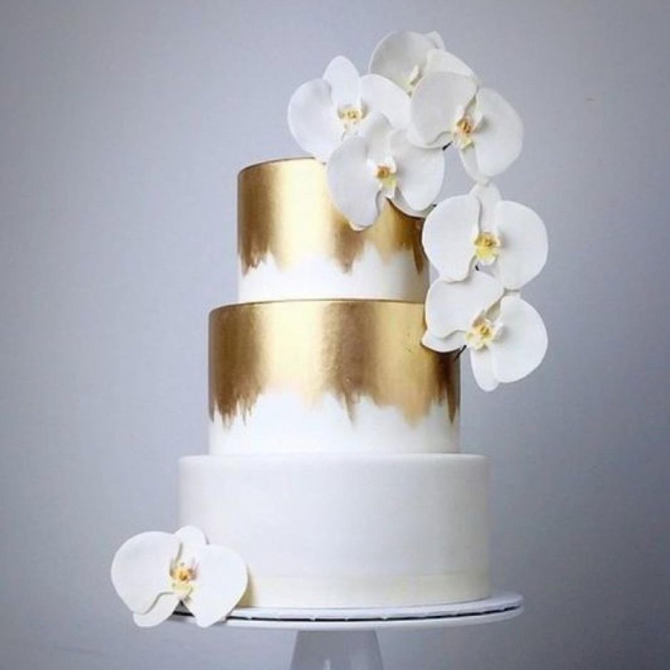 Свадебный торт с вафельными цветами