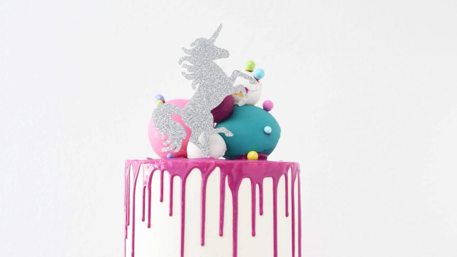 Фото праздничного торта с воздушными шариками