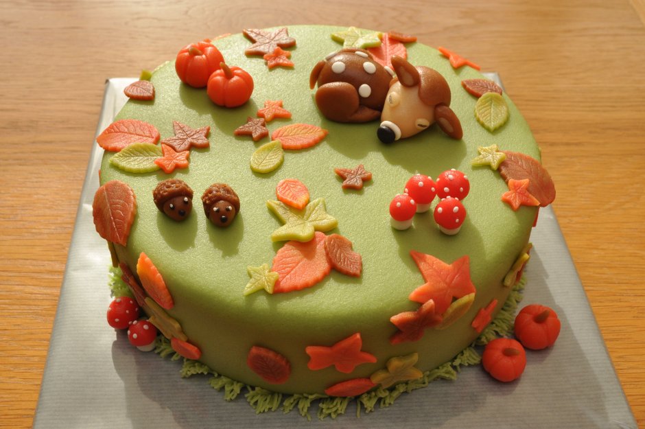 Торт с осенними листьями и ягодами