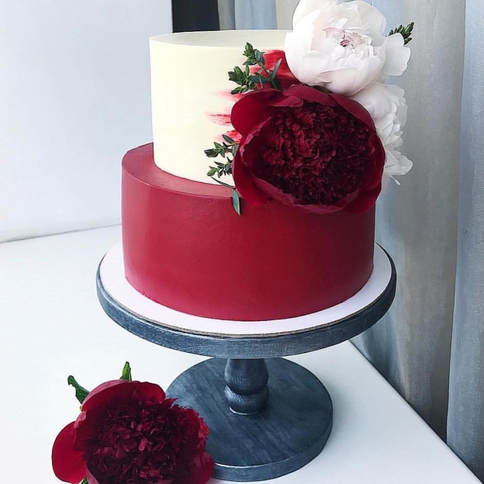 Свадебный торт в бордовом цвете