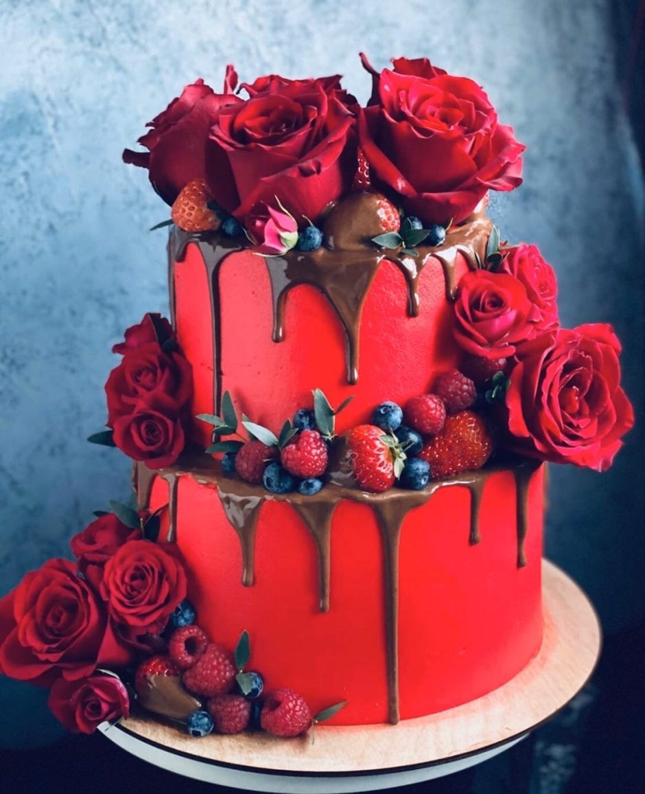 Красивый красный торт