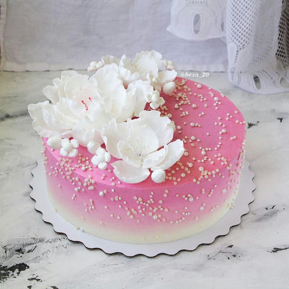 Торт украшенный нежными цветами для девочки