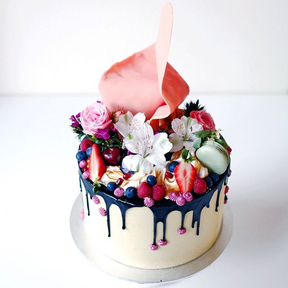 Торты с ягодами цветами сладостями