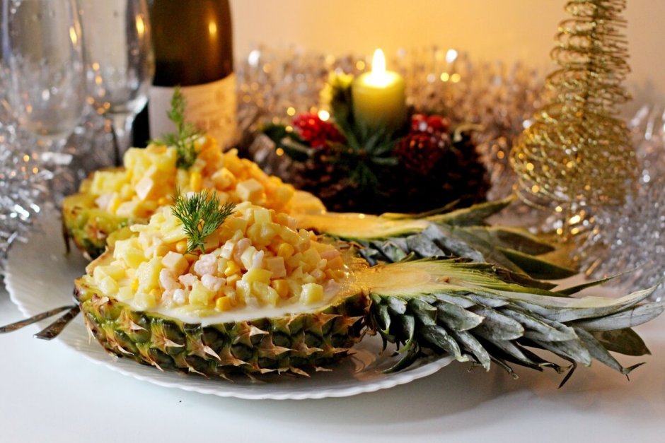 Блюдо в ананасе