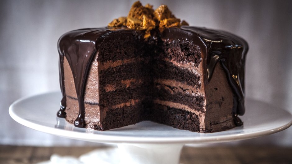 Шоколадный торт с творожным кремом