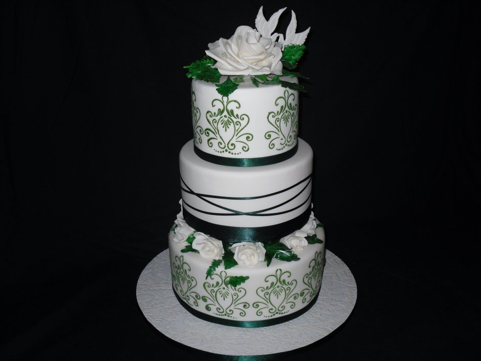 Торт в бело зеленых тонах