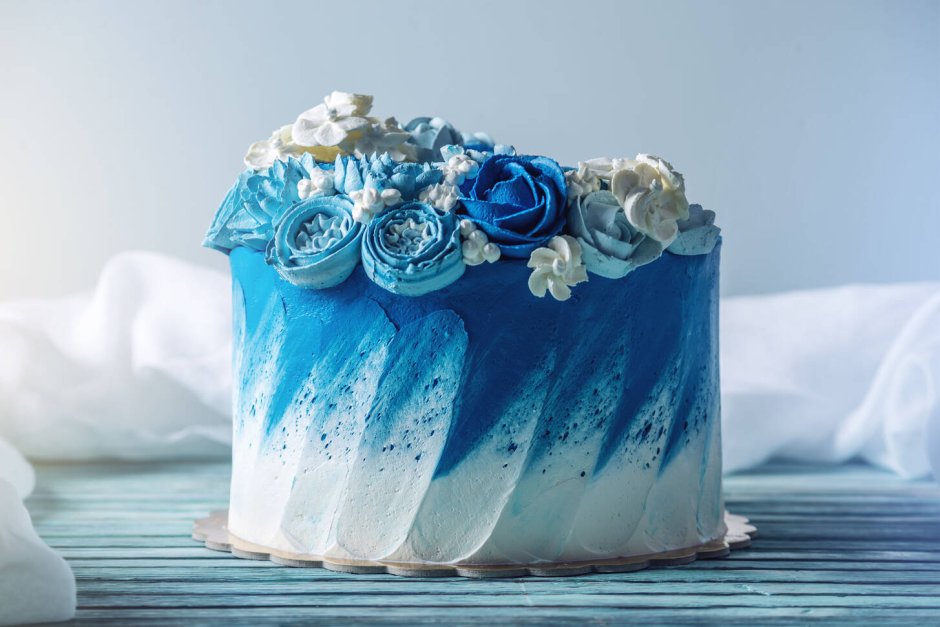 Нежный голубой торт на день рождения женщине