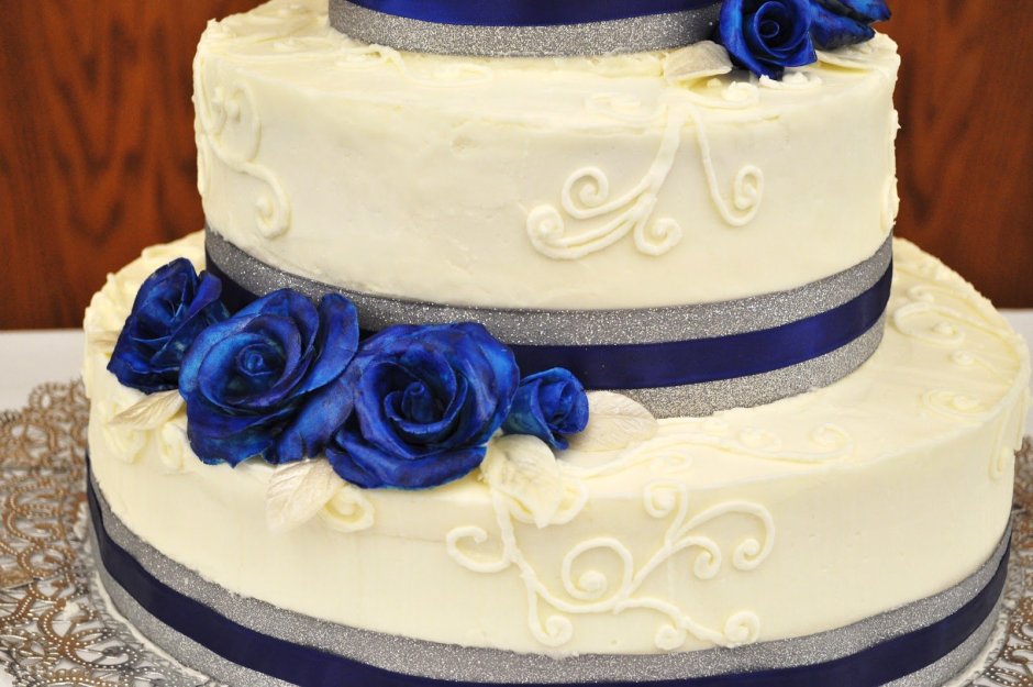Свадебный торт одноярусный бело синий