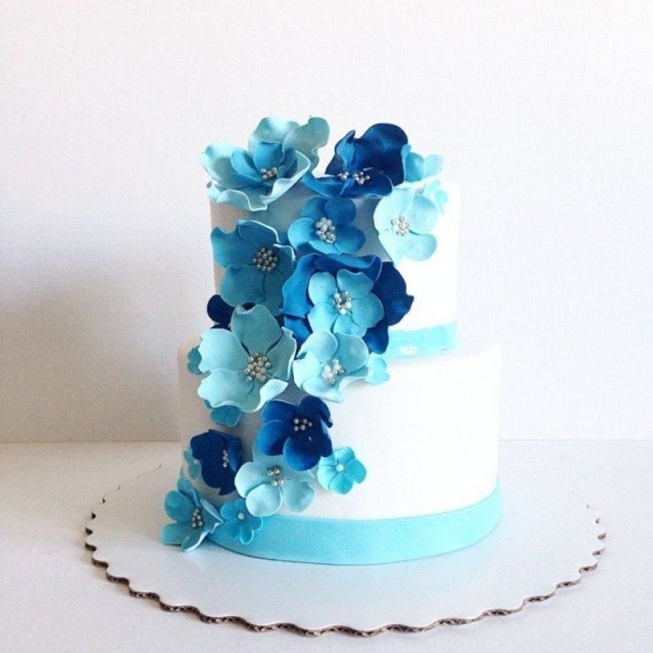 Торт с голубыми цветами
