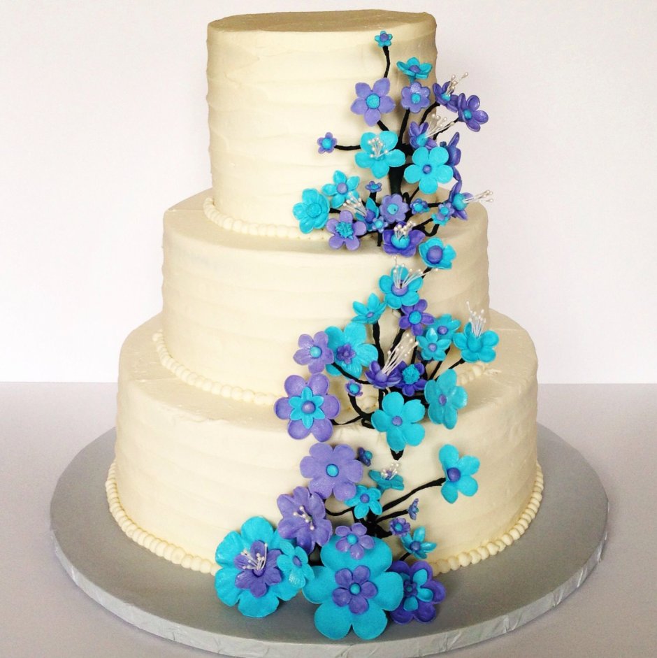 Торт с синими цветами