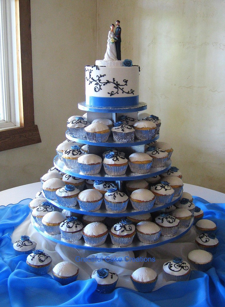 Свадебный торт с капкейками синий