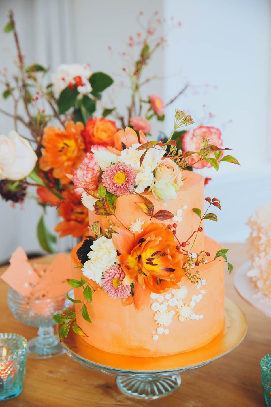Персиковый торт с живыми цветами