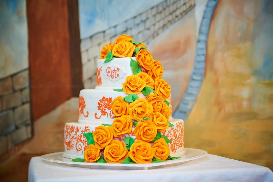 Свадебный торт в оранжевом цвете