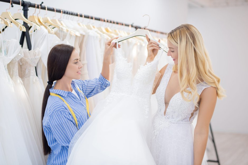 Девушка выбирает свадебное платье