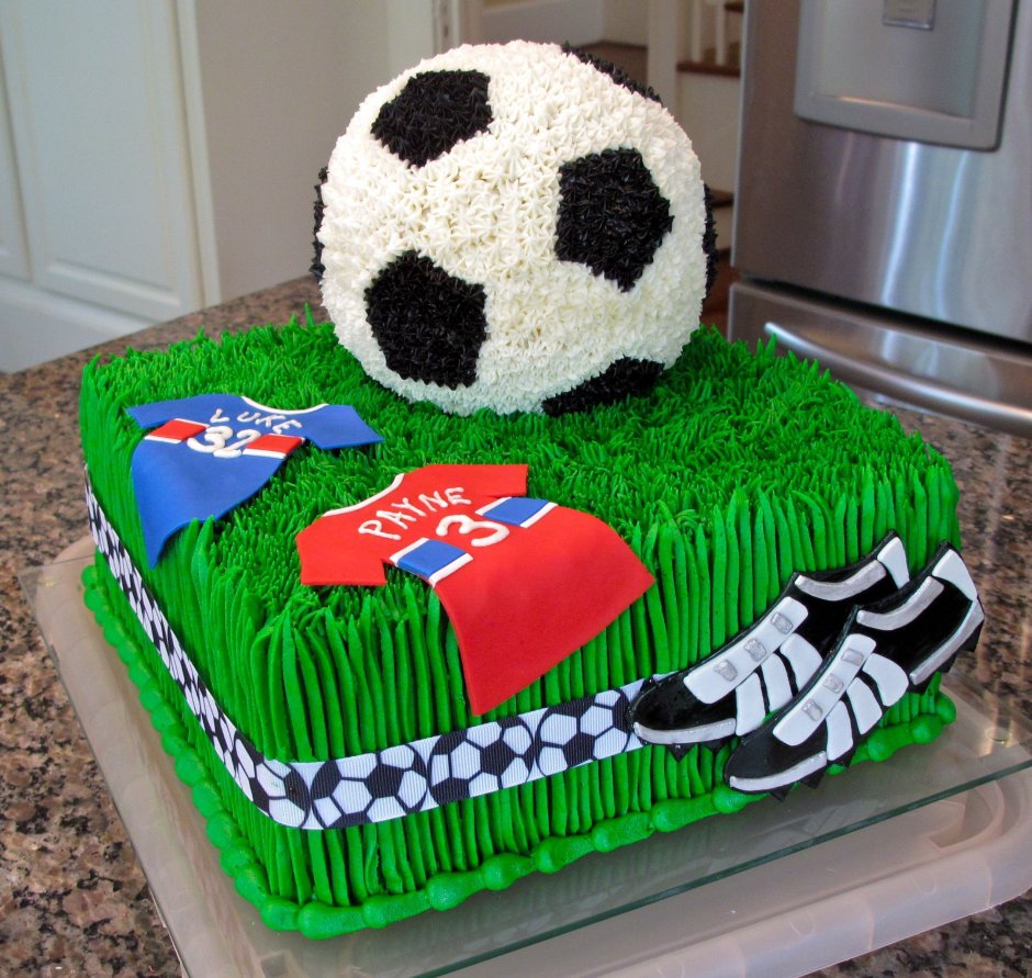 Торт с мячиками в футбольном стиле