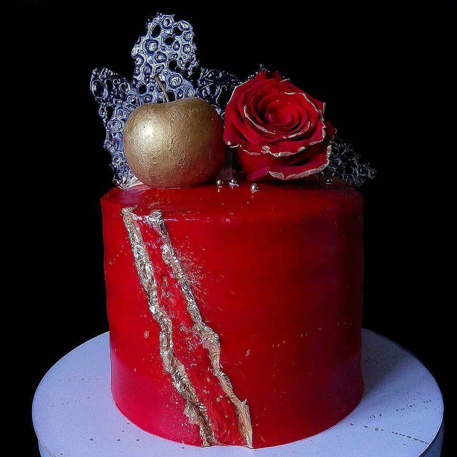 Красный с золотыми шариками торт