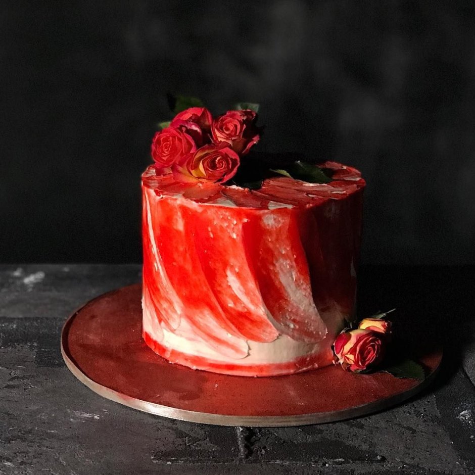 Торт украшенный красными мазками