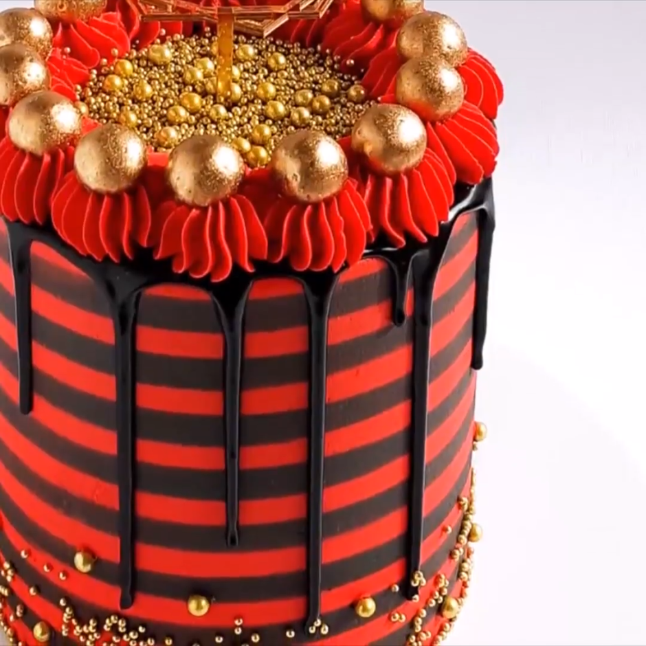 Торт красный с золотом декор