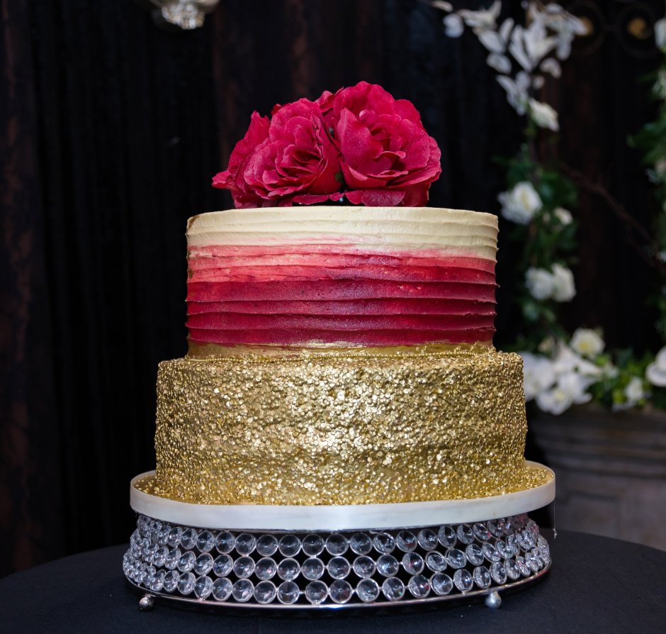 Красный торт с золотыми узорами