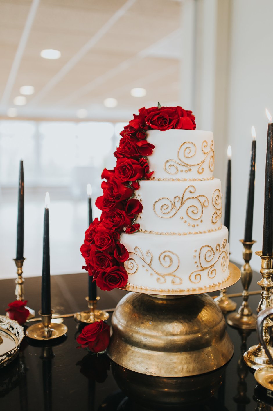 Свадебный торт красный с золотом