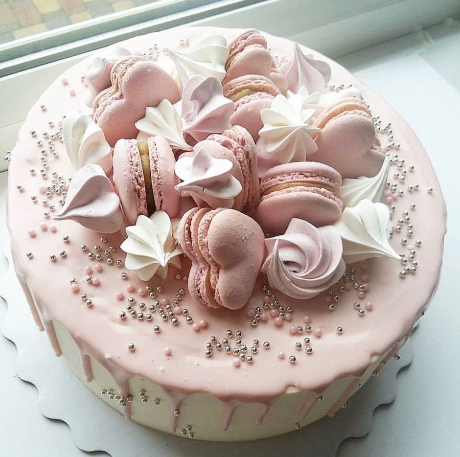 Торт в розовых тонах со сладостями
