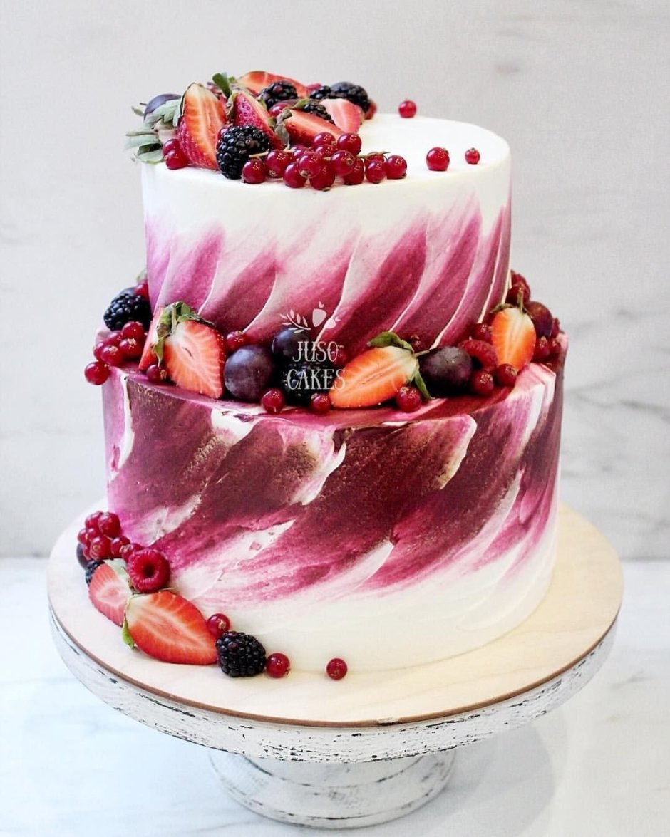 Стильное украшение торта ягодами