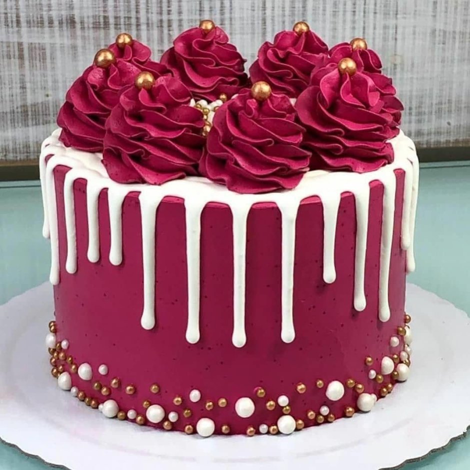Красный кремовый торт