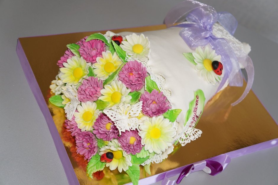 Торт в форме букета цветов