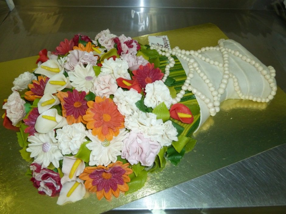 Торт для женщины с корзинкой цветов из крема
