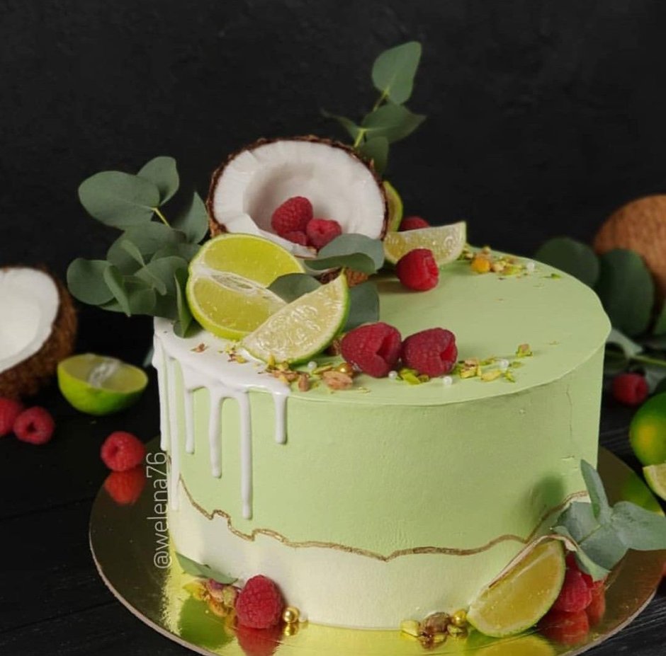 Зелёный торт с ягодами