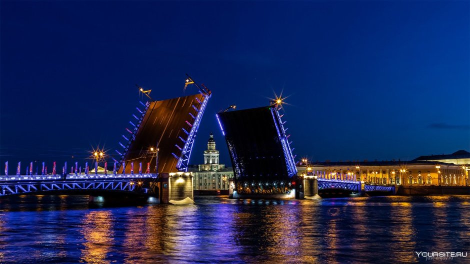 Дворцовый мост ночью в Санкт-Петербурге
