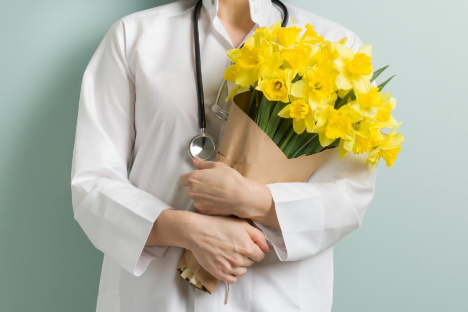 Медицинский работник с букетом цветов