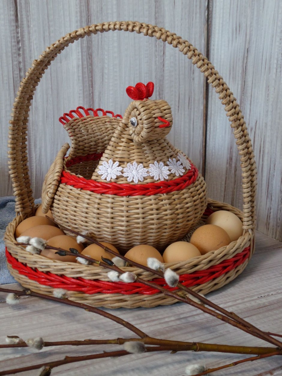 Плетеная корзинка с яйцами