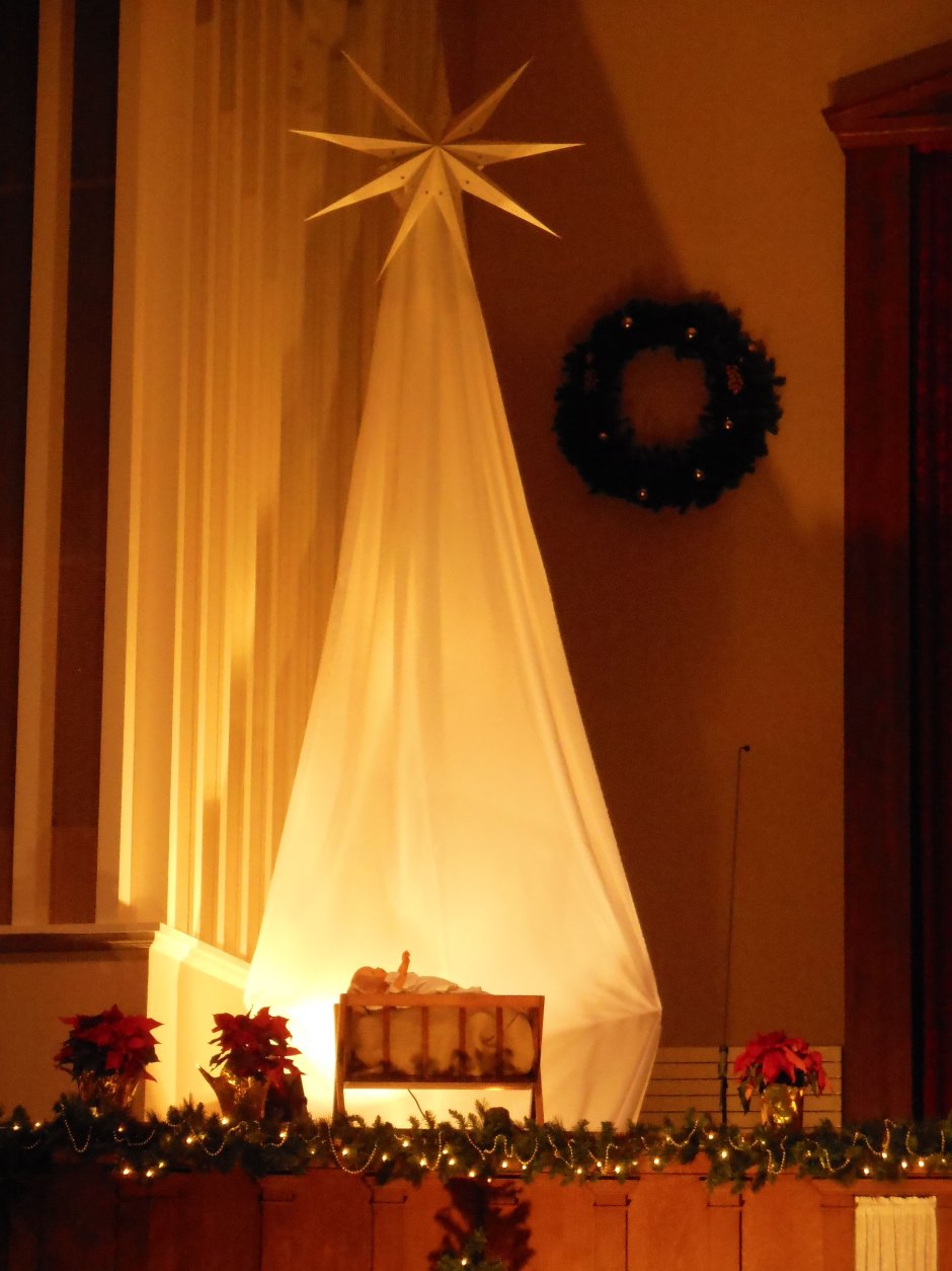 Украшение зала на Рождество в церкви