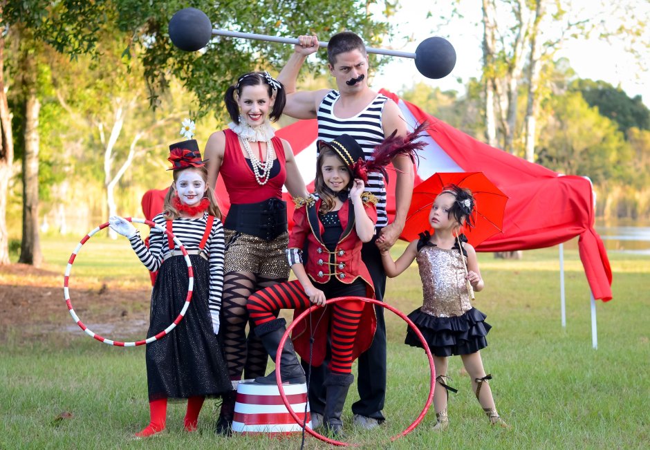 Клоуны в цирке для детей