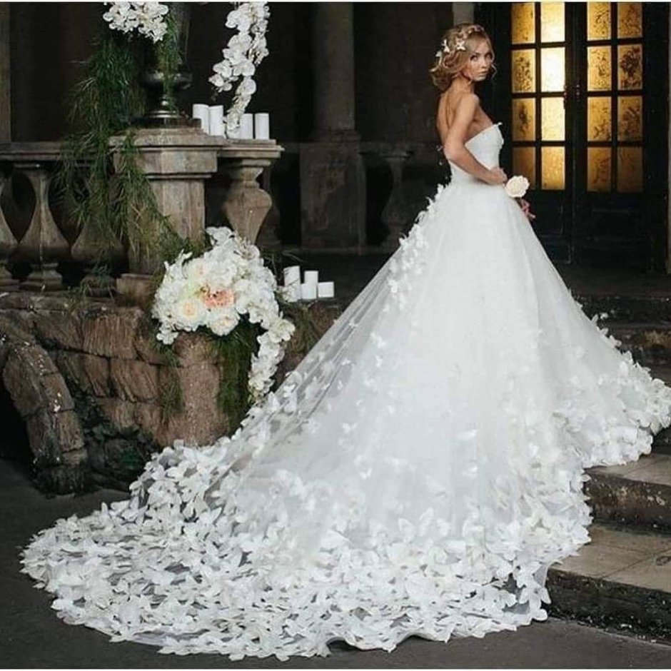 Свадебное платье пышное с бабочками