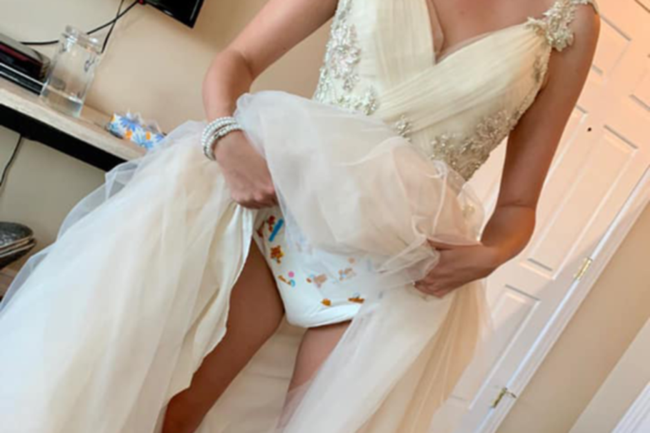 Невесты в свадебных платьях под платьем