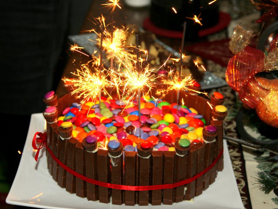 Торт с бенгальскими огнями на день рождения