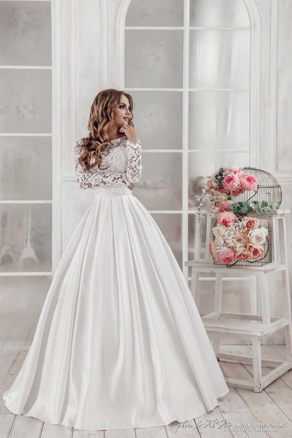 Атласное свадебное платье с кружевом