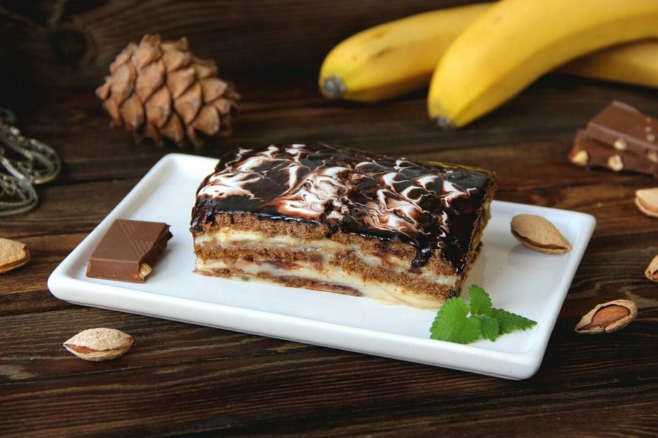 Шоколадно-банановый ягодный торт