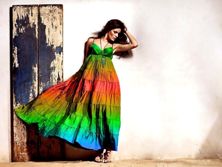 Девушка в разноцветном платье